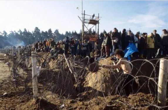 RadicalPast's tweet photo. 05.10.81, Frankfurt, Startbahn West: Nach Auslösung der Alarmkette wird das im November 1980 gerodete Gelände von 1000en Leuten besetzt. https://t.co/FB8RRYzCqs