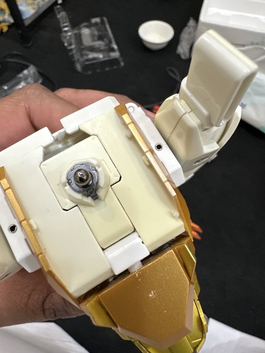 والله انغبنت اليوم خرجت مجسم جاو جاي جار ولقيته مصفر مع انه محفوظ في كرتونه🥲