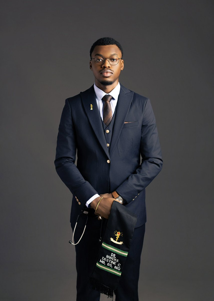 callmedrdee's tweet photo. Grateful to say that after 7 years in medical school, 
I swore the physician's oath yesterday and I have been officially inducted into the Medical profession.
Officially a Doctor!
God did! https://t.co/Rn4issuWDg