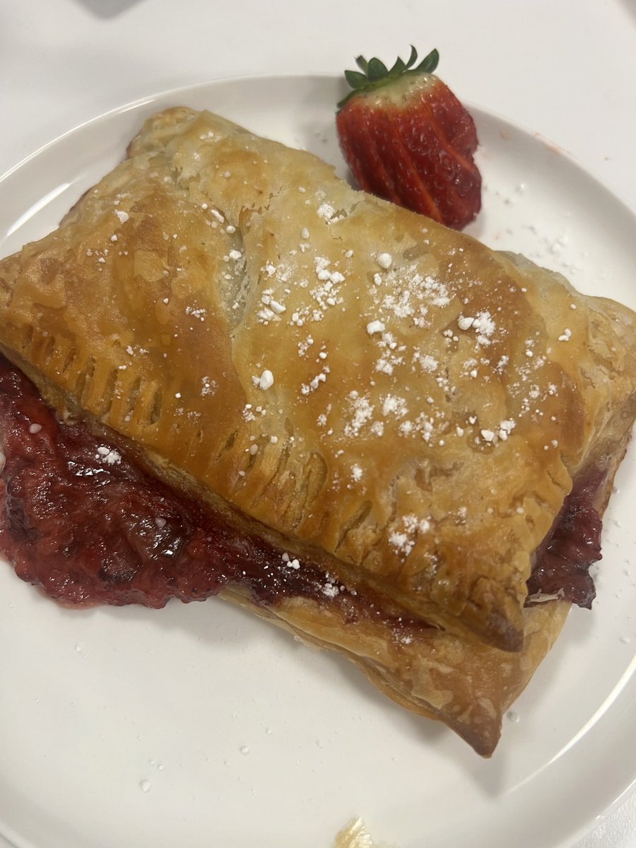 scrypto_'s tweet image. Would you like a strawberry and chocolate turnover? 🥺