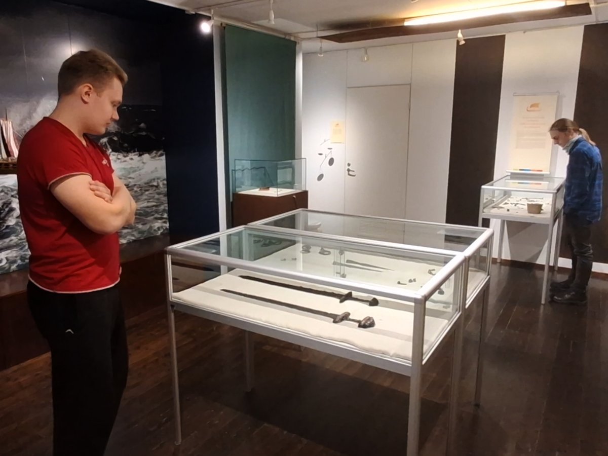 SinimustaLiike's tweet photo. Sinimustan Liikkeen Satakunnan piiri järjesti Eurassa tapahtuman, jossa kuulimme esitelmän kanta-suomalaisten etnogeneesistä, kävimme museossa, Kuninkaanhaudalla ja Sammallahdenmäellä.