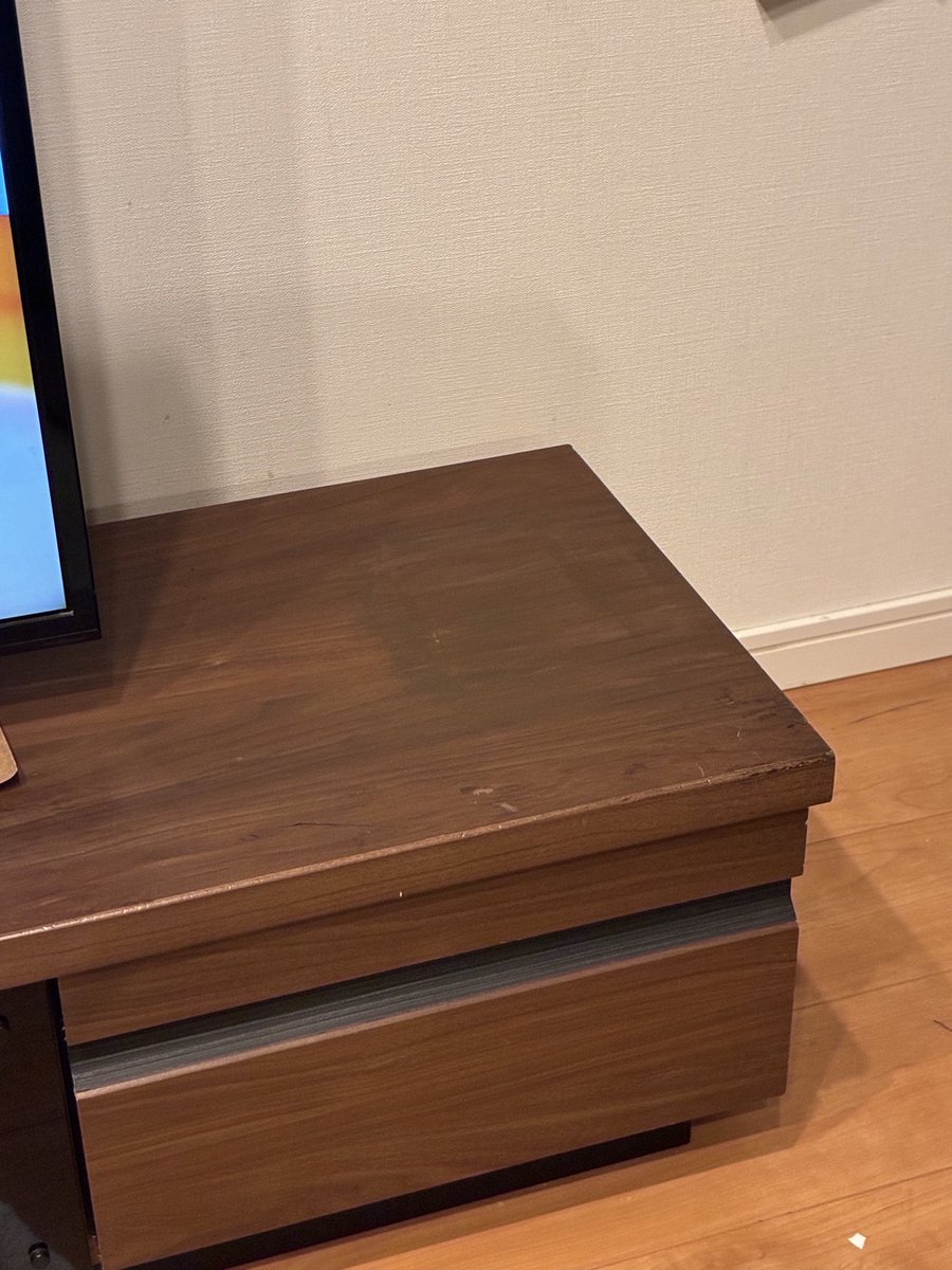 穴が開いたテレビ台の修繕完了✅

近くで見るとどうしても塗り跡がわかってしまうけど、遠目に見たら何の違和感もない。まあよしとする！