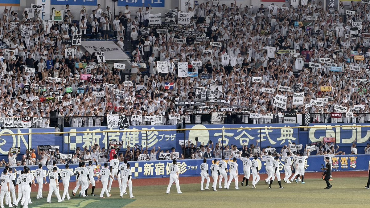 hawks_hakws_'s tweet photo. いや、すげえよ

50年間リーグ制覇なし、今年ダントツの最下位のチームが最終戦これだぞ
決してアクセスが良いとは言えない本拠地を構えておいて、今年は応援にも色々物議があって、誰一人タイトルがかかってる訳でもないシーズン終盤だぞ

やっぱり俺はロッテファンの熱量が日本一だと思う https://t.co/0nkkVDz7Wf