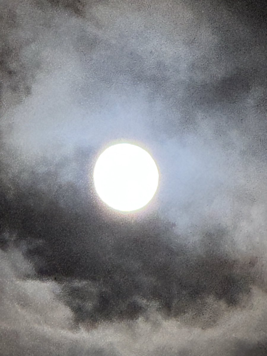Hashashan2's tweet image. What a beautiful moon to close out the moon festival.