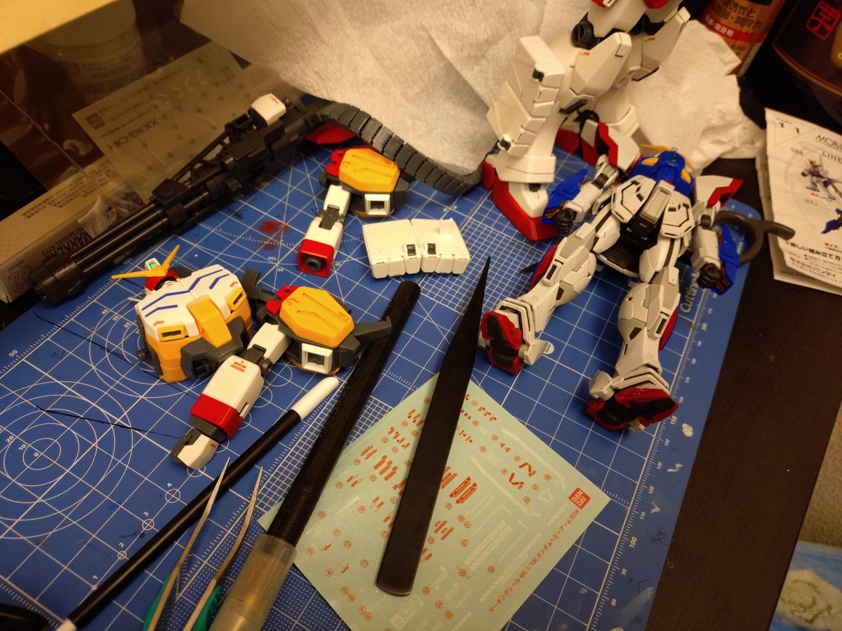 bisusan's tweet photo. プラモ買うなら今作ってるの作り終わってからにしろって言ったよね！ https://t.co/UbR12konA1