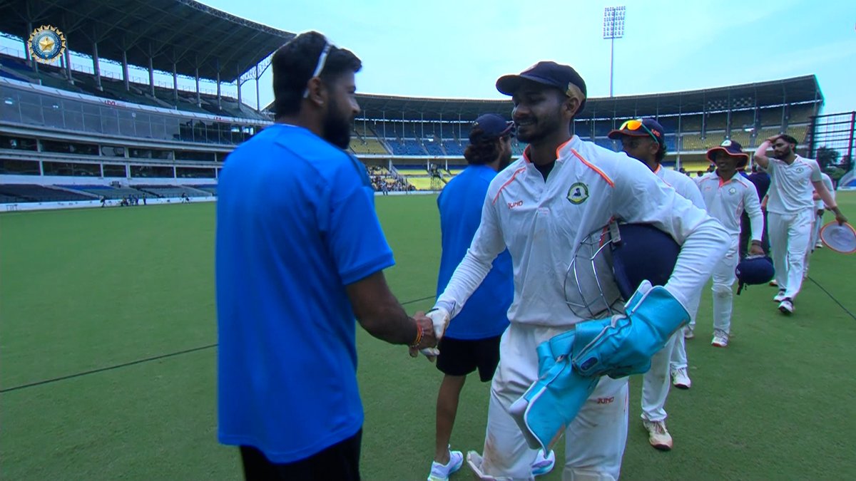 BCCIdomestic's tweet image. 𝐕𝐢𝐝𝐚𝐫𝐛𝐡𝐚 𝐚𝐫𝐞 𝐭𝐡𝐞 𝐈𝐫𝐚𝐧𝐢 𝐂𝐮𝐩 𝐰𝐢𝐧𝐧𝐞𝐫𝐬! 🙌

Harsh Dubey takes the final important wicket as Vidarbha win by 93 runs 💪

A superb all round performance 👏

@IDFCFIRSTBank | #IraniCup