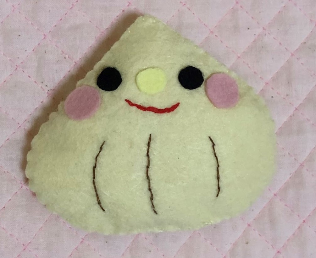 仕事で一日屋内。次週のめどは少し立ったのでよしとする。画像は教え子の過去の試作からエプロンシアターに登場する玉ねぎ。取り外し可です