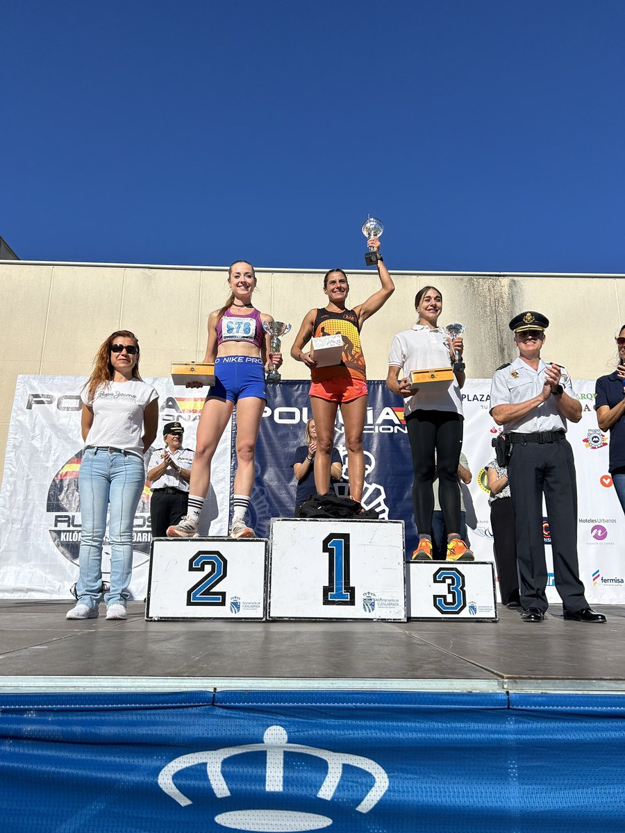 policia's tweet photo. 💙👮🏻‍♀️👮🏻‍♂️¡Premios entregados y corazones llenos! 

🤝Gracias por vivir con nosotros la #Ruta091 de #Fuenlabrada 

😊La #solidaridad de más de 1.200 corredores a favor de @A_menTEAzul https://t.co/C8JvEiimEL