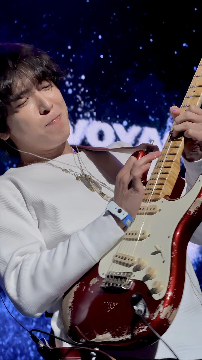 LA🎸😉

#정용화 
#JUNGYONGHWA