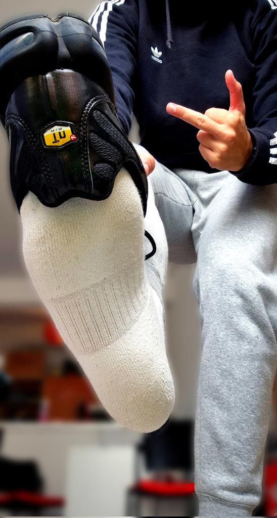 C'est dimanche, mon jour favori pour kiffer et faire kiffer ceux qui le méritent 😈🐶 Viens DM 🧦

#findom #cashmaster #moneyslave #tn #socks