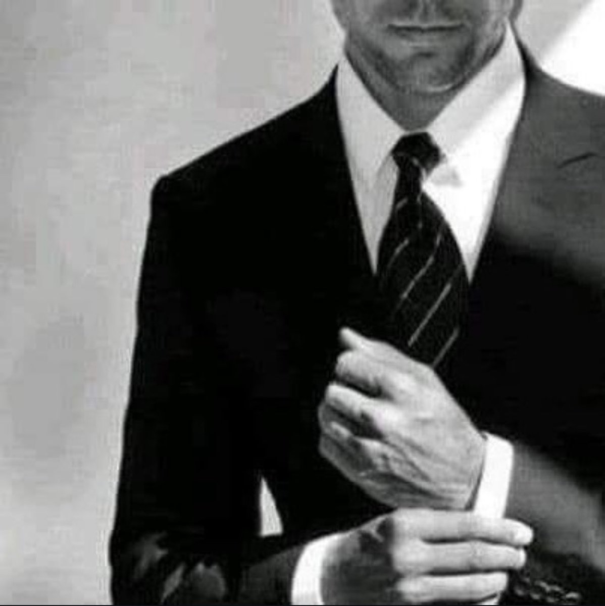 امشي على قدمك المكسوره ولا تترك يدك على كتف احد 🙂🙂