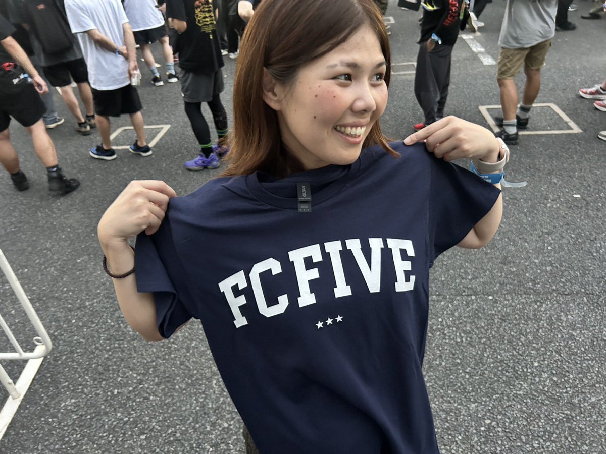 RIVERSBANNER's tweet image. FC FiVEのマーチをゲットして喜んでる女性を添えて。

だがこのTシャツを最初にゲットしたのはアーティストなのにちゃんと一般人に紛れて列に並んで買った、フォーリミの@ogaryu69 と@04GENLS だったのが一番面白いオチ(笑)

#fcfive