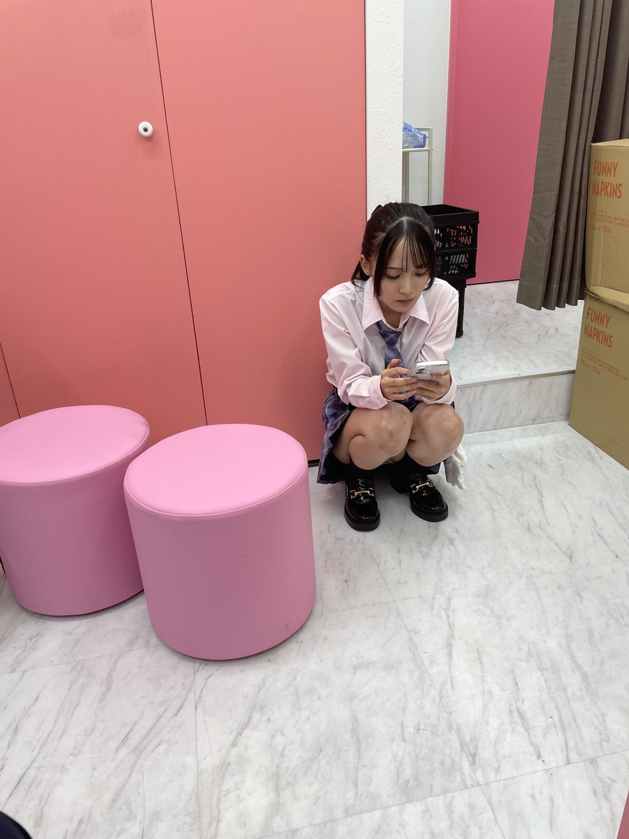 椅子があるのに座らないまいちゃん🩵を
パシャリ📷✨
ブログ上げてくれてます‼️

#ガールズバー #神戸三宮 #JK