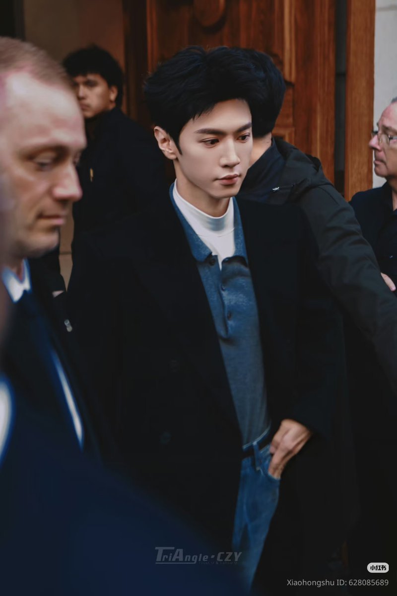 azan96K's tweet photo. Wearing CELINE at PFW, he transforms into living art ~ grace, charm and star power in one ✨

CHEN ZHEYUAN IN PFW 2025
#ChenZheyuan
#ChenZheyuanxCELINE
#ChenZheyuanxCELINESS26 https://t.co/VDEO08PK7y