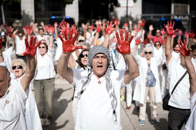 <a href="/RaholaOficial/">🟦 Pilar Rahola</a> <a href="/omnium/">Òmnium Cultural</a> Demencial manipulació. Les mans vermelles són símbol universal -stop killing. 4 fotos –o només una, la primera– desmunten el tuit fake més roí de l'any:

1. Protestes Tel Aviv. Agost.
2. Protestes violència masclista
3. Campanya nens soldats
4. Sanitaris contra assassinats a Gaza