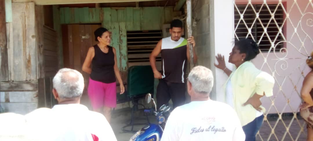 Junto al gobernador, <a href="/ManuelFalconH/">Manuel Falcón Hernández 🇨🇺</a> y a las autoridades del municipio #SantiagoDeCuba, visitamos comunidades afectadas por las intensas lluvias asociadas a la Tormenta Tropical Imelda.
#LaLuchaNoHaCesado