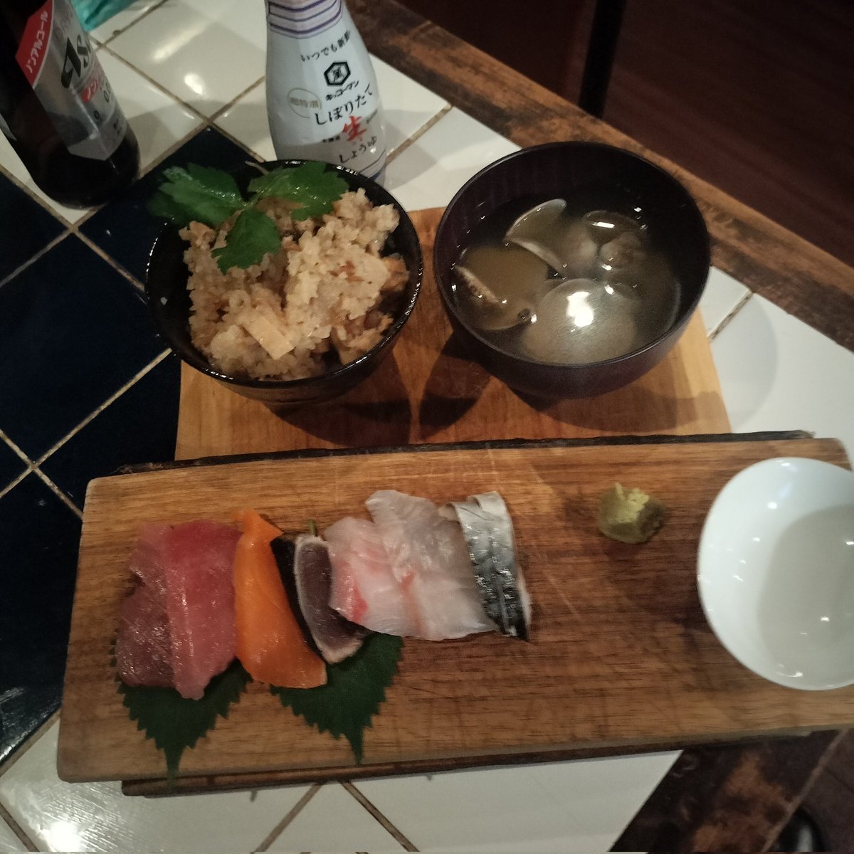 z_piratesrocks3's tweet photo. 鮭とキノコの炊き込みご飯とアサリのみそ汁
鮮魚の刺身6種盛り

美味しゅうございました✨

#MEDIROCK
#津田沼メディテラネオ https://t.co/5y759Jm9os