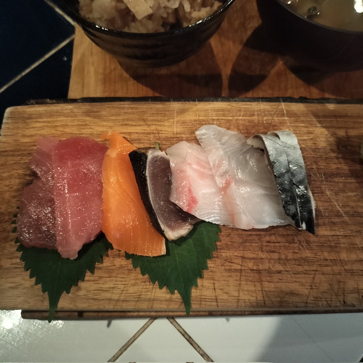 z_piratesrocks3's tweet photo. 鮭とキノコの炊き込みご飯とアサリのみそ汁
鮮魚の刺身6種盛り

美味しゅうございました✨

#MEDIROCK
#津田沼メディテラネオ https://t.co/5y759Jm9os