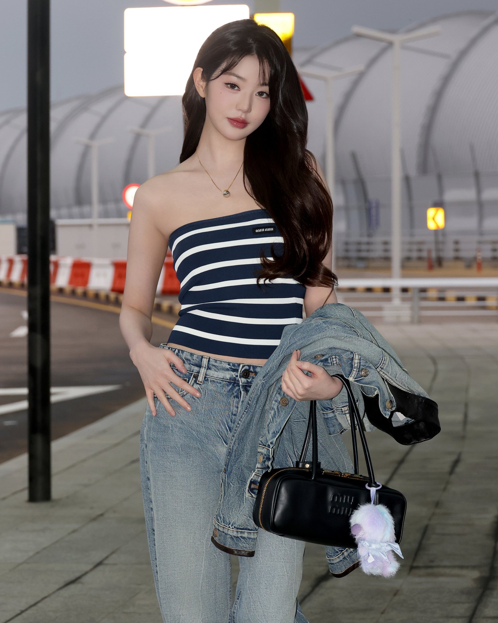 【現行モデル美品】Miu Miu デニムキャップ 標準M／ウォニョン着用 現行モデル美品】Miu Miu デニムキャップ 標準M／ウォニョン着用