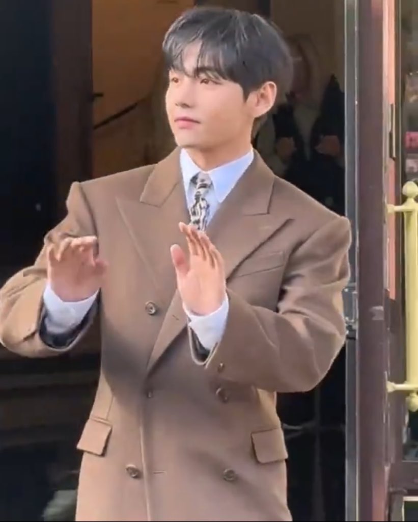 V AT CELINE FASHION SHOW 
#VxCelineEte26 #CELINESUMMER2026 #TAEHYUNGxCELINE #PFW <a href="/celineofficial/">CELINE</a>