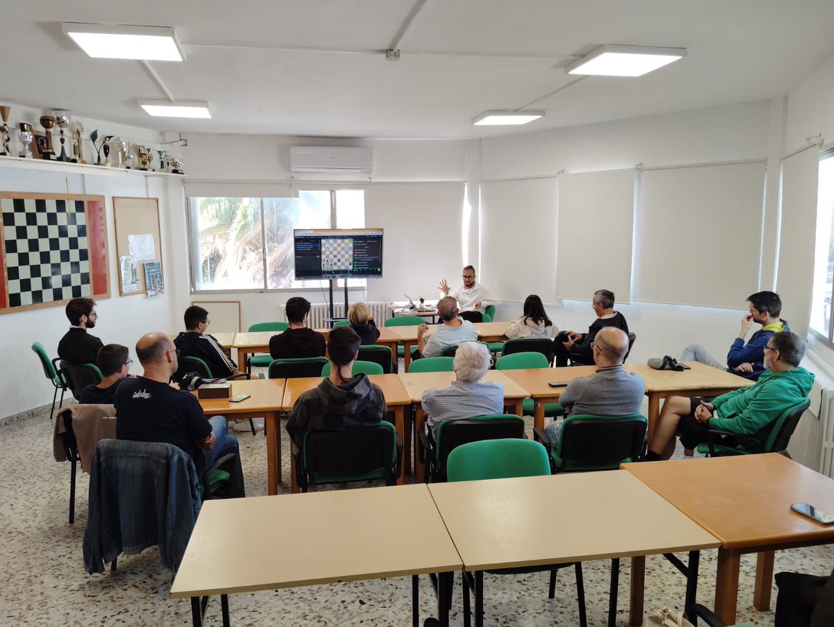 Dentro de los actos programados con motivo de la celebración del XX Trofeo <a href="/ibercaja/">Ibercaja</a> “Ciudad de Zaragoza” de ajedrez ♟️, el Gran Maestro Internacional, Tomás Sosa, imparte una masterclass a socios #ElOlivar y deportistas <a href="/olivarajedrez/">Ajedrez El Olivar</a>