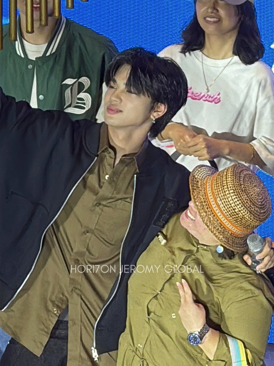 [📸] 251005 HORI7ON LIVE SIGNED EVENT

Jeromy snapshots, pose with fans for the 2nd fun game of today's event ✨ 

LIVE AND SIGNED WITH HORI7ON

#JEROMY #제로미 #HORI7ON_JEROMY #HORI7ON
