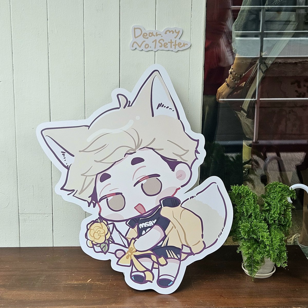 ruooo_o's tweet photo. #우리들의_𝐍𝐨𝟏_세터에게
#𝐃𝐞𝐚𝐫_𝐦𝐲_𝐍𝐨𝟏_𝐬𝐞𝐭𝐭𝐞𝐫
#我らの_𝐍𝐨𝟏_セッターへ

예약을 못하는 바람에 양일 모두 현장입장을 해서 노란색꽃이 아니라서 조금 아쉬웠지만 건물 밖에서부터 이나리자키 아츠무와 블랙자칼 아츠무가 너무 예쁜 모습으로 반겨주고 있었어요 🦊💛

타래 이어서) https://t.co/gOvSmkjIZw