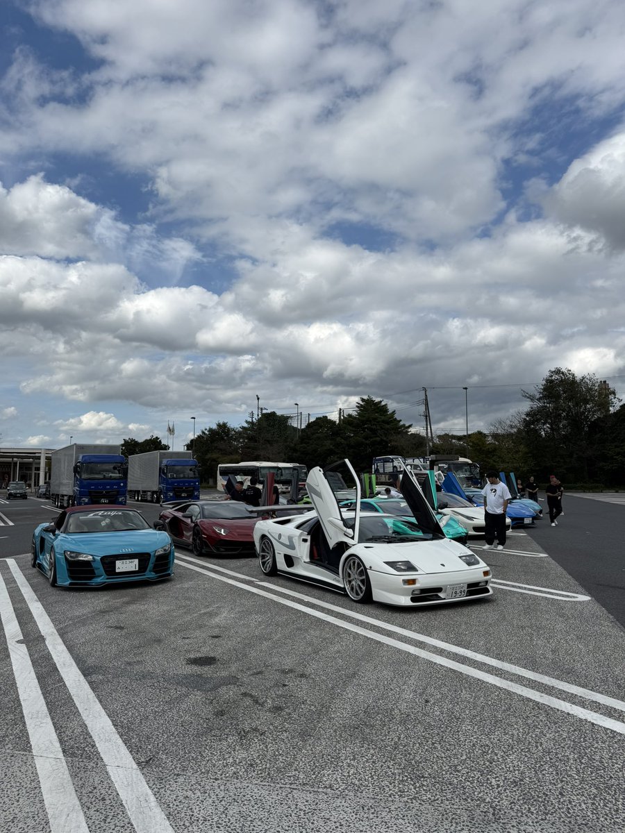 CHASER_0725's tweet photo. R8仕様変更でランチツーリング参加しました‼️
涼しくなってきたのでどんどん走りたいと思います😊
 #Anija  #Ateam  #スーパーカー 
 #ランチツーリング  #ツーリング 
 #アウディ  #R8  #R8スパイダー https://t.co/aevIczhcsj