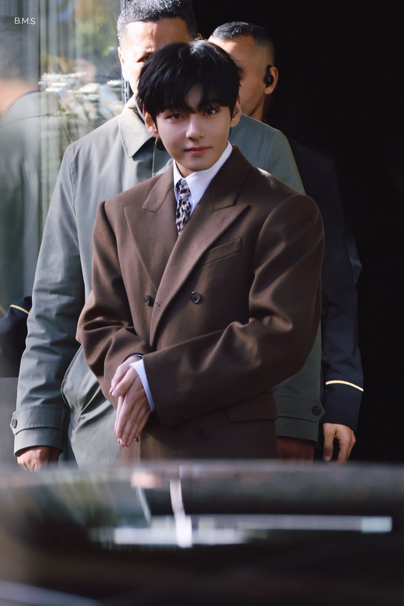 V AT CELINE FASHION SHOW 
TAEHYUNG TAEHYUNG
#VxCelineEte26 #TAEHYUNGxCELINE <a href="/celineofficial/">CELINE</a>