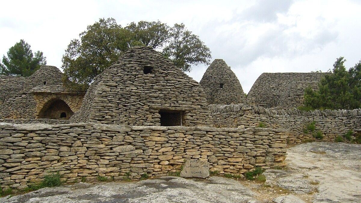 Partez explorer le mystérieux Village des Bories, une visite hors du temps 🪨 buff.ly/5qBojmw #Vaucluse #Tourisme #Patrimoine #PACA