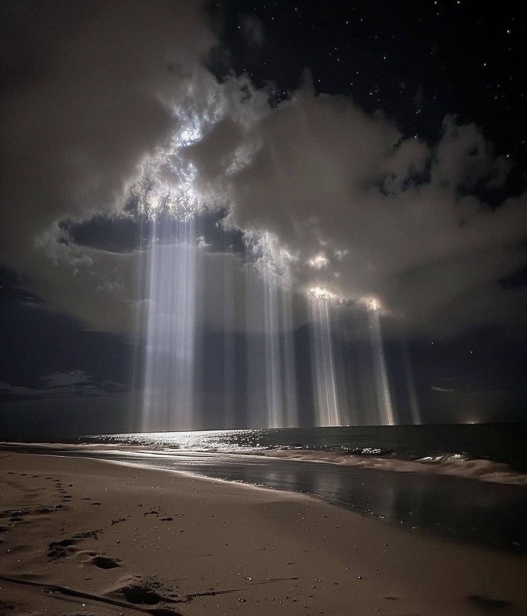 جعل ماجانا من الوقت كفارة ذنوب 
وجعل طربات الليالي تجي متخاويه
بين تقليب المواجع وتنفيس الكروب 
تنوي الدنيا ولا ادري وش هي ناويه