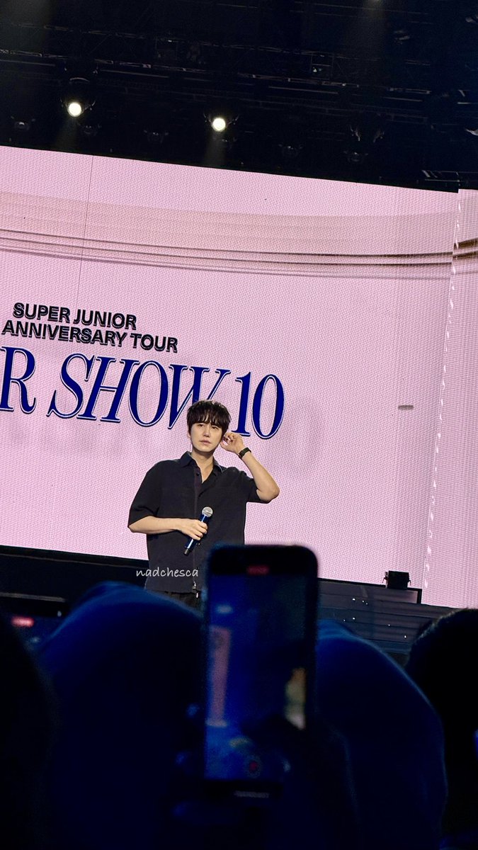 elpeutakeover's tweet photo. Lost in thought… I wonder what’s on his mind 🫣🫣
#KYUHYUN #SUPERSHOW10 #supershow10injakarta #SS10inJAKARTA #superjunior #슈퍼주니어 #슈주 #슈퍼쇼10 https://t.co/Upliciznii