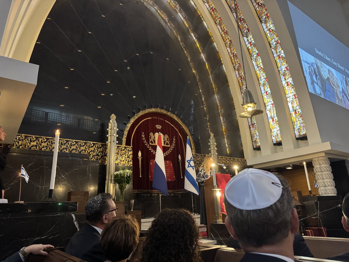 “Negen maanden droeg ik hem met liefde. Nu, al 24 maanden, draag ik een leegte – een zwangerschap zonder bevalling.” – Doris Lieber, moeder van de overleden gijzelaar Guy Ilouz, bij de indrukwekkende 7 oktober herdenking in de RAS Synagoge te Amsterdam, in aanwezigheid van o.a.