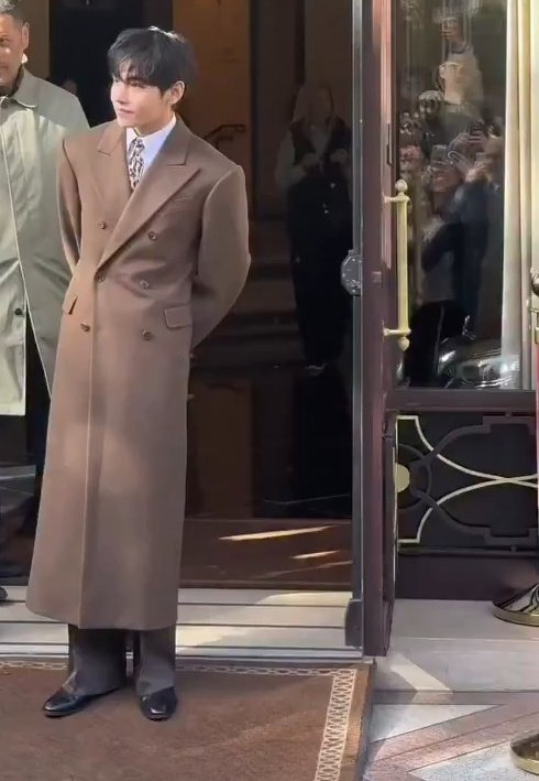 SHAFZZZZZZZZZZZ's tweet photo. KEEP TRENDING!!
V FOR PARIS FASHION WEEK
CELINE AMBASSADOR TAEHYUNG
#TAEHYUNGxCELINE
#CELINESPRING2026
#VxCELINEPFW https://t.co/aMmjycUMaI