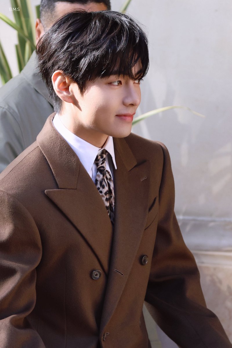 Taehyung gorgeous 

V AT CELINE FASHION SHOW
TAEHYUNG TAEHYUNG 
#VxCelineEte26 <a href="/celineofficial/">CELINE</a>