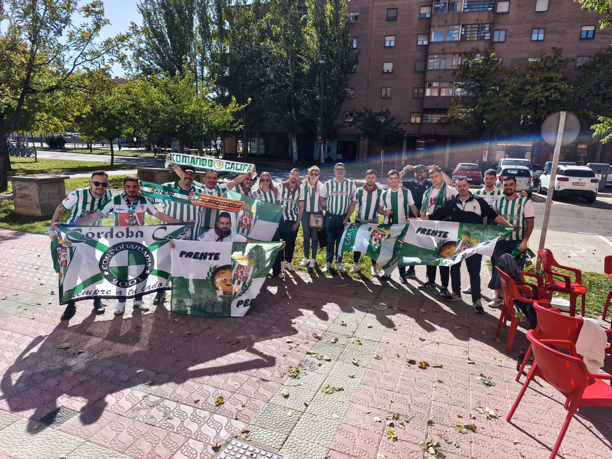 La afición del <a href="/CordobaCF_ofi/">Córdoba CF</a> ya calienta motores en la previa del partido en Zaragoza. <a href="/SBvCat/">Sangre Blanquiverde</a> <a href="/Cordobamania/">Peña Cordobamania</a> <a href="/Frente_Perolete/">Frente Perolete</a> <a href="/komandocalifa/">🅺🅾🅼🅰🅽🅳🅾 🅲🅰🅻🅸🅵🅰</a>