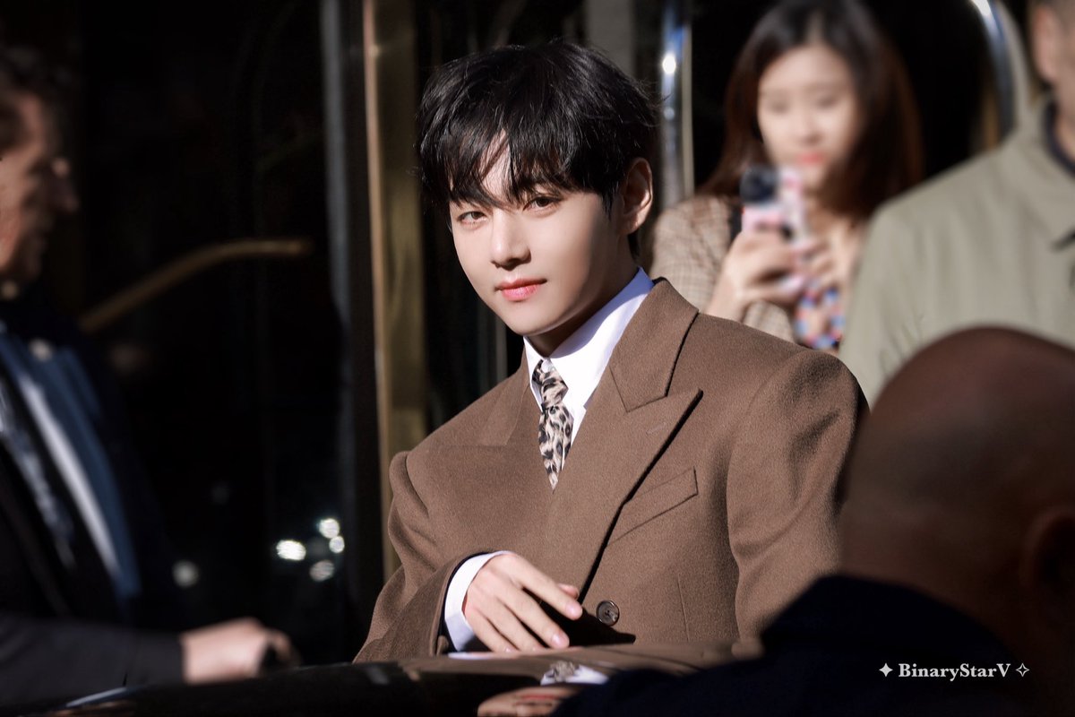 Taehyungiee looking good 
V AT CELINE FASHION SHOW
TAEHYUNG TAEHYUNG 
#VxCelineEte26 <a href="/celineofficial/">CELINE</a>
