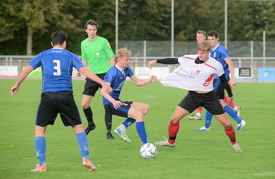 Meisters kunnen geen echte vuist maken... Zie eemsmondsport.nl/holwierde-klop… (foto: ©René Battjes).