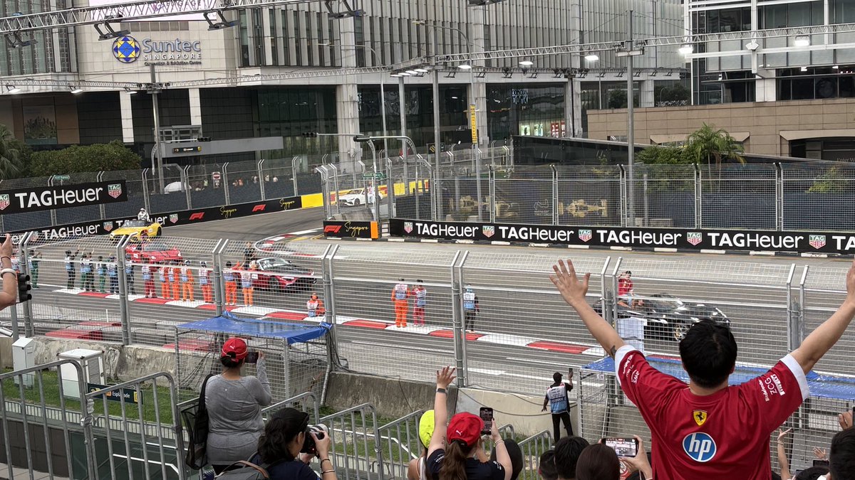 Well done ⁦<a href="/F1NightRace/">SingaporeGP</a>⁩ a proper driver parade not a truck with interviews