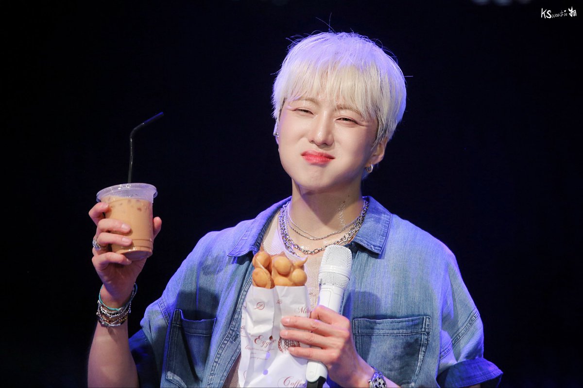 KSweetieYoon's tweet photo. 251004 winner concert in HK day2 HQ
Yummy Yummy 😋 
밀크티 1위!
#WINNER #강승윤 #スンユン #위너
@official_yoon_ https://t.co/bJho35yxWJ