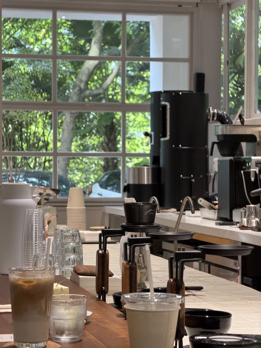 AxlvvWare's tweet image. 窓の外の緑に癒されながら、今日も一杯のコーヒーでほっとひと息☕️