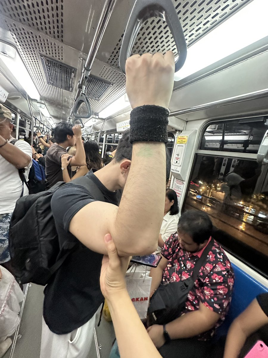 karvic_'s tweet image. Ganto pala sa mrt.