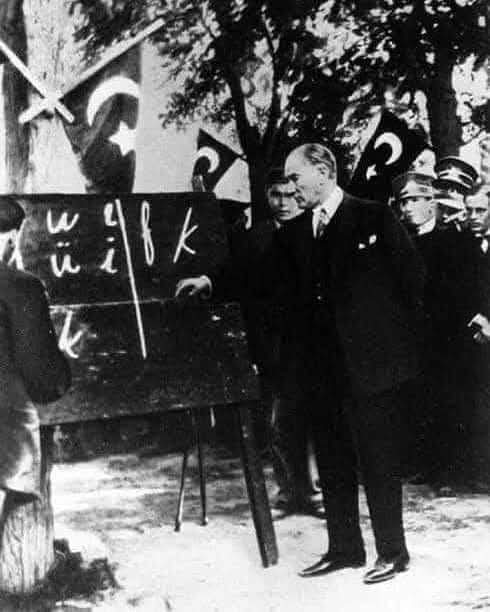 Dünyayı aydınlatan Eğitim emekçisi tüm öğretmenlerimizin 5 Ekim Dünya Öğretmenler Günü kutlu olsun.