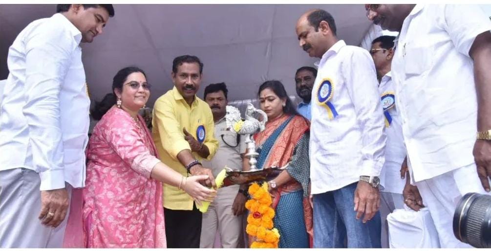 Pallasrinivas4u's tweet image. శ్రీ పైడితల్లి అమ్మవారి పండుగ సందర్భంగా నిర్వహిస్తున్న  *విజయనగరం ఉత్సవాల* ప్రారంభ వేడుకలలో పాల్గొన్న ఆంధ్రప్రదేశ్ రాష్ట్ర టిడిపి అధ్యక్షులు, గాజువాక శాసనసభ్యులు శ్రీ పల్లా శ్రీనివాసరావు గారు.

#PallaSrinivasaRao #TDPStatePresident