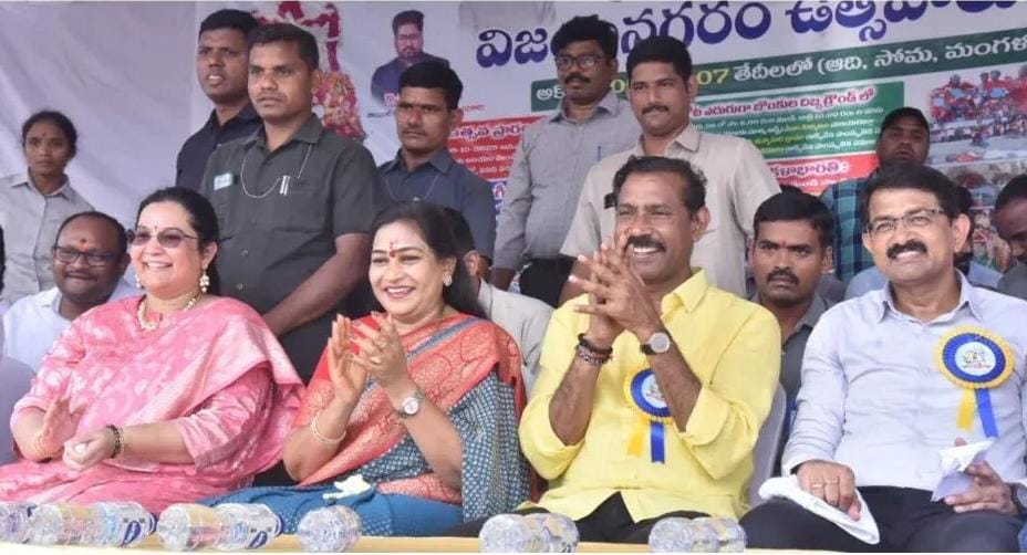 Pallasrinivas4u's tweet image. శ్రీ పైడితల్లి అమ్మవారి పండుగ సందర్భంగా నిర్వహిస్తున్న  *విజయనగరం ఉత్సవాల* ప్రారంభ వేడుకలలో పాల్గొన్న ఆంధ్రప్రదేశ్ రాష్ట్ర టిడిపి అధ్యక్షులు, గాజువాక శాసనసభ్యులు శ్రీ పల్లా శ్రీనివాసరావు గారు.

#PallaSrinivasaRao #TDPStatePresident