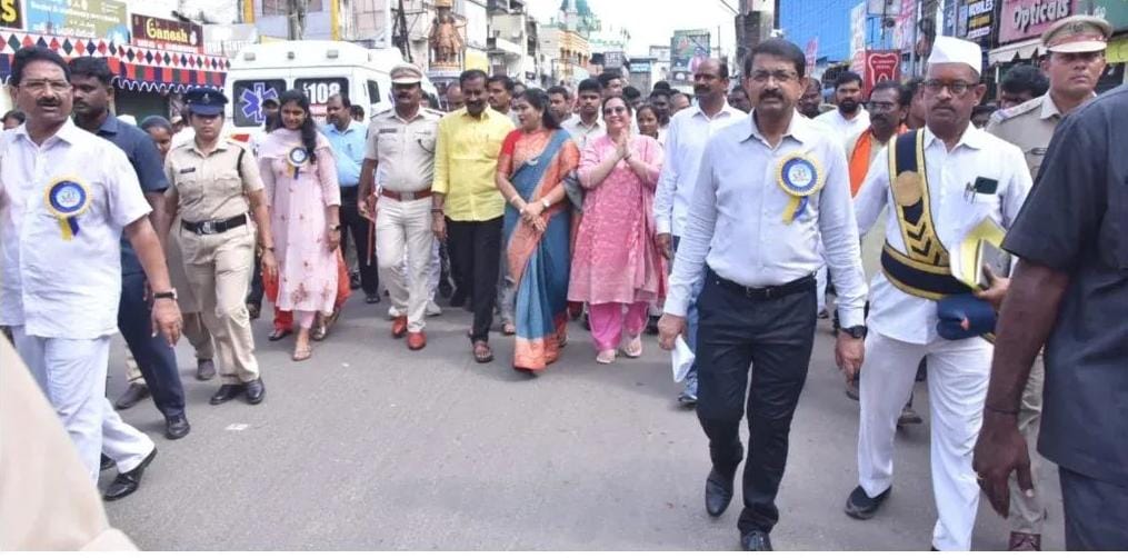 Pallasrinivas4u's tweet image. శ్రీ పైడితల్లి అమ్మవారి పండుగ సందర్భంగా నిర్వహిస్తున్న  *విజయనగరం ఉత్సవాల* ప్రారంభ వేడుకలలో పాల్గొన్న ఆంధ్రప్రదేశ్ రాష్ట్ర టిడిపి అధ్యక్షులు, గాజువాక శాసనసభ్యులు శ్రీ పల్లా శ్రీనివాసరావు గారు.

#PallaSrinivasaRao #TDPStatePresident