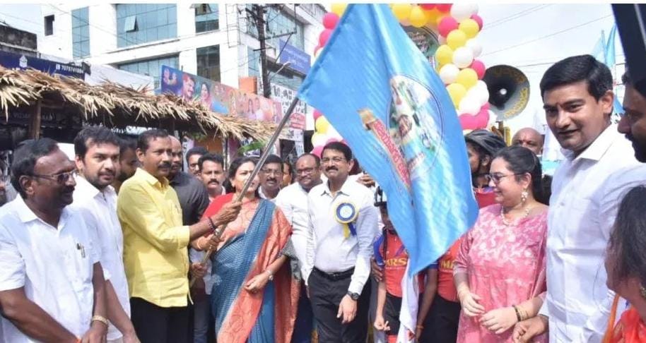 Pallasrinivas4u's tweet image. శ్రీ పైడితల్లి అమ్మవారి పండుగ సందర్భంగా నిర్వహిస్తున్న  *విజయనగరం ఉత్సవాల* ప్రారంభ వేడుకలలో పాల్గొన్న ఆంధ్రప్రదేశ్ రాష్ట్ర టిడిపి అధ్యక్షులు, గాజువాక శాసనసభ్యులు శ్రీ పల్లా శ్రీనివాసరావు గారు.

#PallaSrinivasaRao #TDPStatePresident