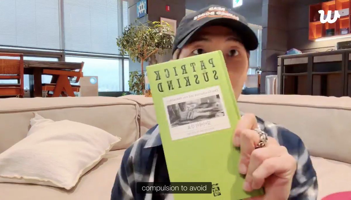 setiogi's tweet photo. 📗 @BTS_twt Namjoon is reading the KOR ver. of Patrick Süskind’s 1996 “Drei Geschichten &amp; Eine Betrachtung [Three Stories &amp; a Reflection]”

The book have 3 short stories, incl. “Depth Wish” abt a young female painter who was criticized that her work lacks of depth.

#BTS #RM https://t.co/VsY6EFCDJI