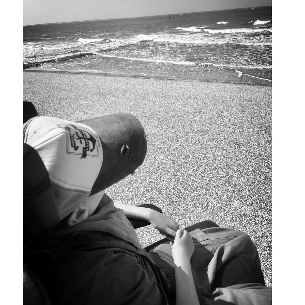 Trauern ist der Preis, den wir zahlen, wenn wir den Mut haben, andere zu lieben.
Mein Ältester ist 24jährig nach kurzer, schwerer Krankheit gut begleitet u. verabschiedet von uns friedlich eingeschlafen. 
Das Foto entstand beim letzten Urlaub am Meer (Ausflug nach Norderney).