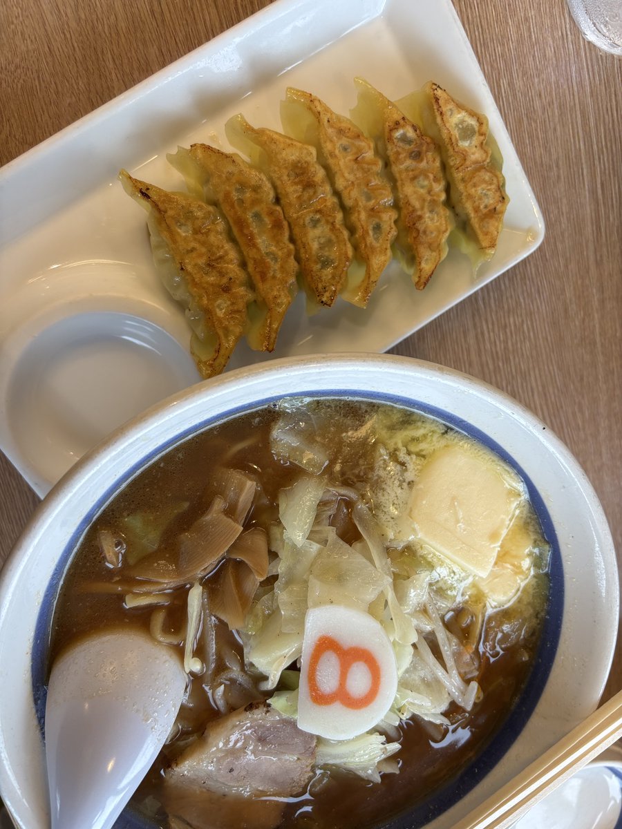 haltomy0647's tweet photo. 帰省しているので８番らーめん🍜
妻も息子達も唐麺を注文する中、ワイは野菜らーめん味噌味バタートッピング&amp;ニラニンニク餃子
今まで気付かなかったけど、追い飯なんてメニューあったんや…
＋¥60で唐麺の残った具をライスインして気持ちよく食べられます😋
#8番らーめん https://t.co/Y95u37tNFy